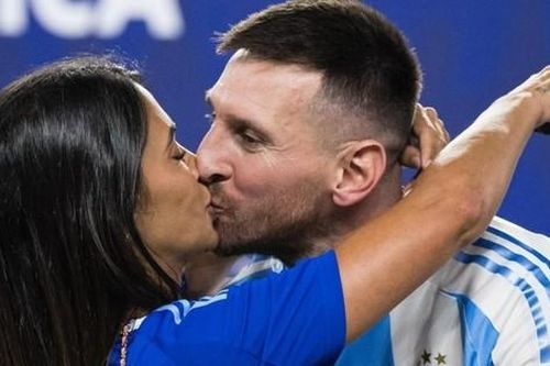 Messi hôn vợ sau chiến thắng ở Copa America 2024