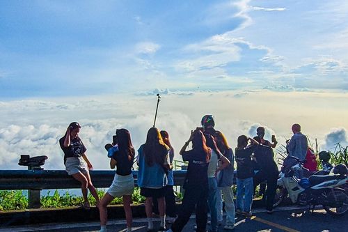 Khách đổ về dãy núi ngay Hà Nội ngắm biển mây, bình minh 'mát lạnh như Đà Lạt'