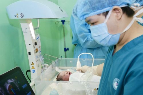 Kỳ tích bé trai chào đời khỏe mạnh sau khi được thông tim trong bào thai