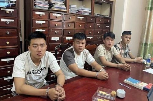 4 thanh niên cướp tài sản, xịt hơi cay vào mặt người phụ nữ