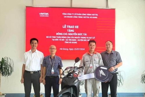 Món quà đặc biệt tặng người đàn ông cứu bé gái khỏi điểm sạt lở ở Hà Giang