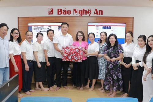 Đài PT-TH và Báo Bình Phước trao đổi hợp tác với Báo Nghệ An
