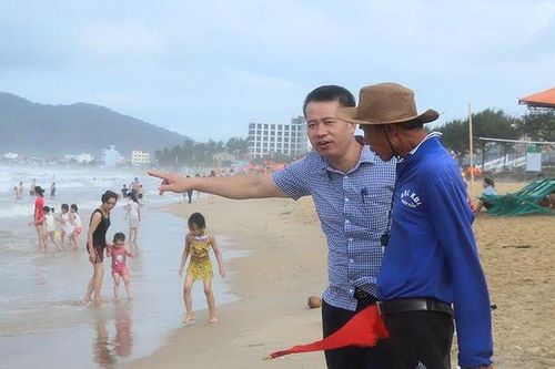 Áp thấp nhiệt đới gây sóng lớn, Khu du lịch Thiên Cầm thông báo cấm tắm biển