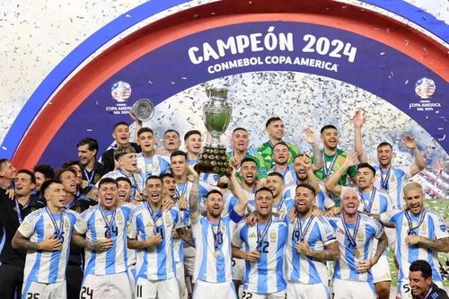 Các cổ động viên Argentina thức trọn đêm mừng chức vô địch Copa America 2024