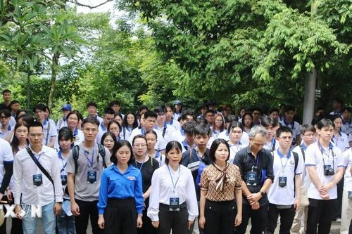 Phú Thọ: Thanh niên kiều bào dâng hương tưởng niệm các Vua Hùng