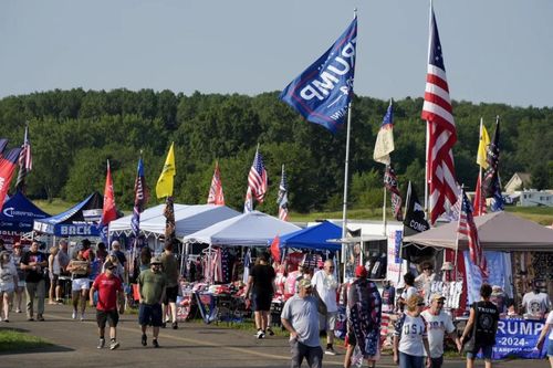 Hàng hóa in hình ông Trump 'hút' khách sau vụ ám sát ở bang Pennsylvania