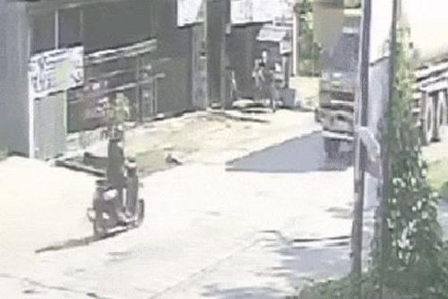 Clip: Tông trực diện vào đầu xe tải, xe máy bị kéo lê 10m