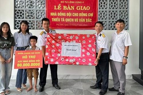 Gia đình quân nhân khó khăn xúc động khi được trao tặng 'Nhà đồng đội'