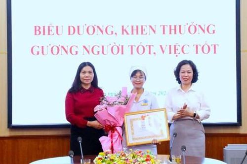 Hội LHPN Hải Phòng khen thưởng đột xuất nữ điều dưỡng cứu sống trẻ sơ sinh đã ngừng thở