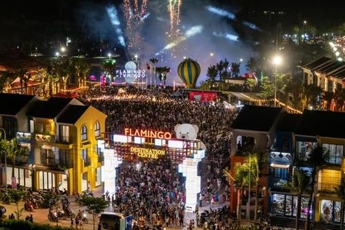 Biển người đổ về lễ hội đường phố ở 'thủ đô kháng chiến'