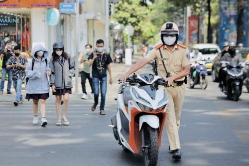 Trường hợp nào cảnh sát giao thông được dừng phương tiện từ năm sau?