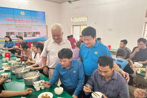 Ấm áp 'Bữa cơm công đoàn'