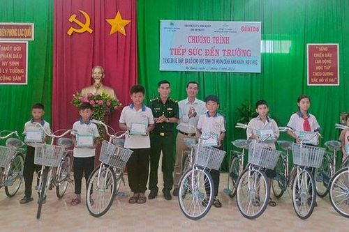Báo Cần Thơ vận động 30 xe đạp cho học sinh vùng biên giới An Giang