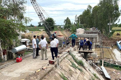 Phó Bí thư Thường trực Huyện ủy An Phú động viên các đội xây dựng cầu ở xã Phú Hữu