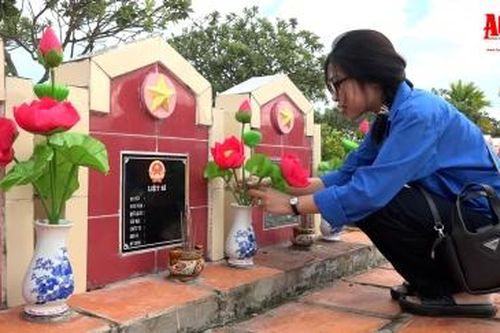 Thay hoa trên phần mộ các liệt sĩ