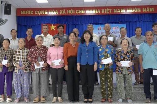 Tặng quà gia đình chính sách, thương binh, liệt sĩ tiêu biểu ở xã Bình Long