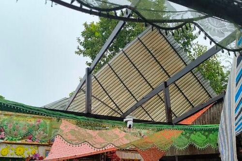Phó Bí thư Thường trực Huyện ủy An Phú động viên người dân có nhà bị tốc mái hoàn toàn