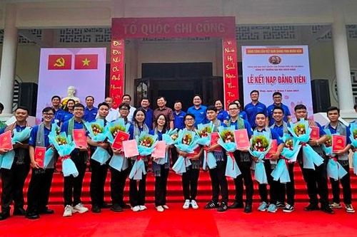 16 chiến sĩ tham gia Chiến dịch tình nguyện 'Mùa hè xanh' được kết nạp Đảng