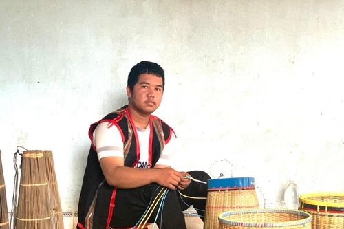 Rơ Châm Siu Đình Lâm: Chàng trai Jrai nặng lòng với đan lát