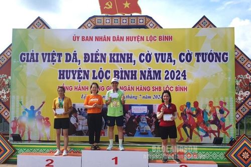 15 bộ huy chương được trao tại Giải việt dã, điền kinh, cờ vua, cờ tướng huyện Lộc Bình năm 2024