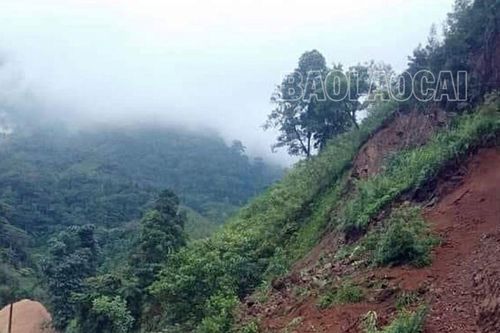 Sạt lở Quốc lộ 279 gây chia cắt giao thông giữa Lào Cai và Lai Châu