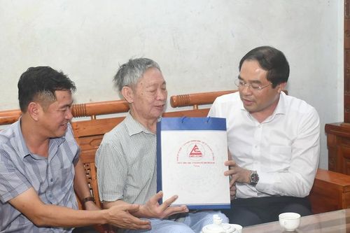 Chủ tịch UBND tỉnh Trịnh Xuân Trường thăm, tặng quà người có công tại huyện Bát Xát