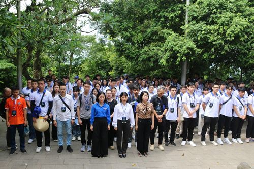 Thanh niên kiều bào dâng hương tưởng niệm các Vua Hùng