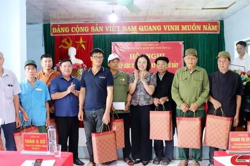 Hội nghị tiếp xúc cử tri tại xã Chiềng En