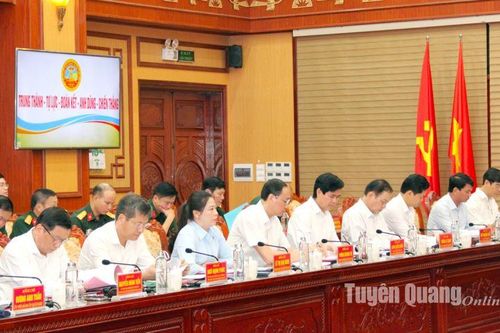Phó Bí thư Thường trực Tỉnh ủy Lê Thị Kim Dung dự hội nghị Đảng ủy Quân khu 2
