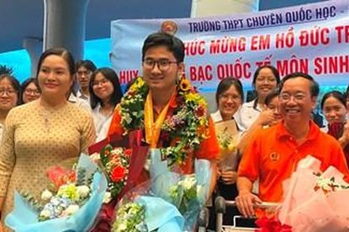 Đón Hồ Đức Trung, Huy chương Bạc sinh học quốc tế trở về Huế