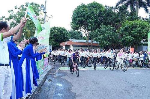 Hà Nội: Ngày hội đạp xe hành trình xanh 'Sắc sen Tây Hồ' xác lập kỷ lục Việt Nam