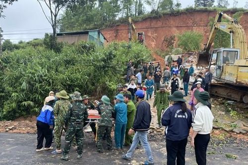 Lở đất gây sập nhà lúc đang ngủ, một người tử vong