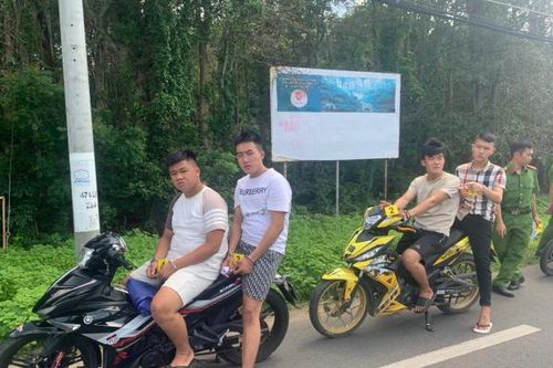 4 thanh niên ép xe người đi đường, dùng dao, xịt hơi cay, cướp tài sản