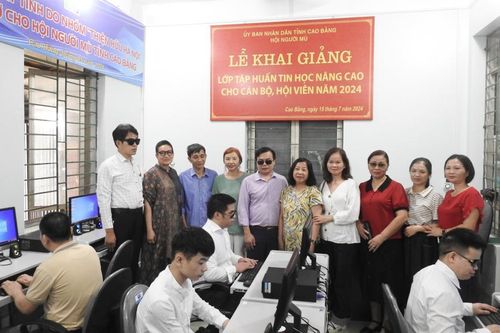 Nhóm Thiện Hữu Hà Nội tặng phòng máy vi tính cho Hội Người mù tỉnh