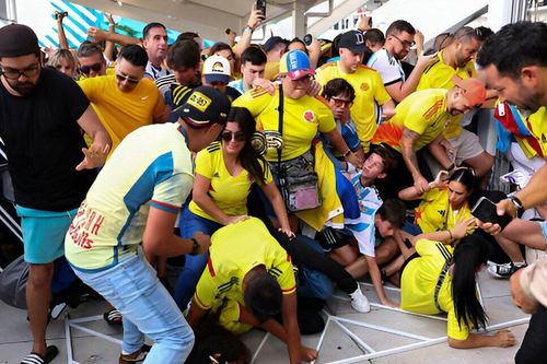 Vì sao trận Argentina vs Colombia bị hoãn hơn 1 giờ đồng hồ?