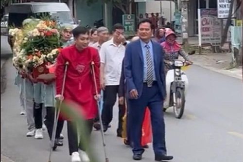 Đám hỏi 'vượt ngàn chông gai' gây sốt mạng với cảnh chú rể chống nạng đi hỏi vợ