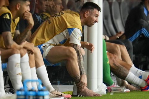 Dính chấn thương, cổ chân của Messi biến dạng