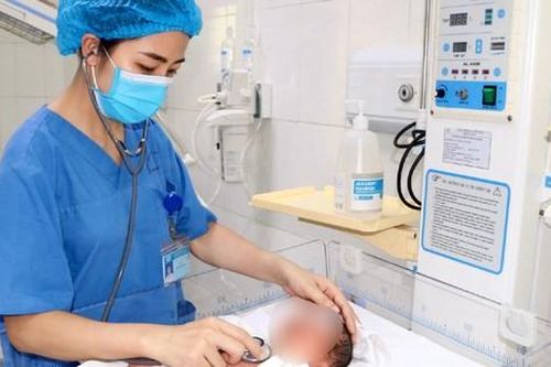 Bàng hoàng trẻ sơ sinh bị bỏ rơi, dây rốn chưa cắt, giòi bu kín, cơ thể nhiều vết côn trùng cắn