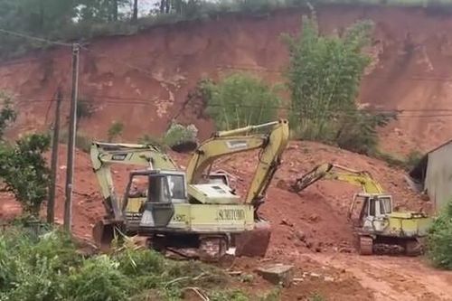 Sạt lở đất vùi lấp nhà dân ở Lâm Đồng, 1 người tử vong