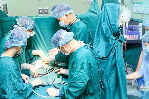 Cứu sống bé trai 9 tháng tuổi bị dị dạng mạch máu hình chiếc nhẫn thắt đường thở