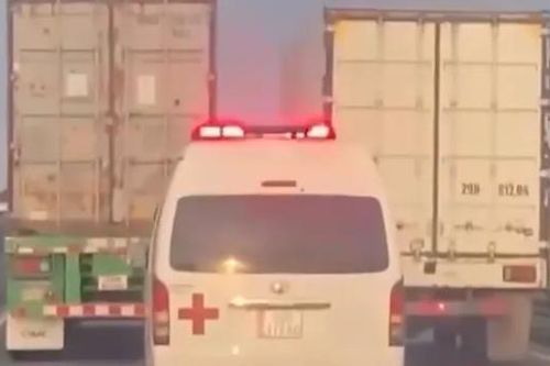 Xe container và xe tải chặn đường xe cứu thương: Vi phạm đạo đức trước khi vi phạm pháp luật