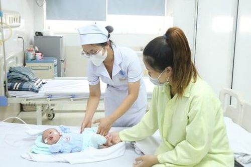 Bộ trưởng Bộ Y tế gửi thư khen nữ điều dưỡng cấp cứu bé sơ sinh ngừng thở trên taxi