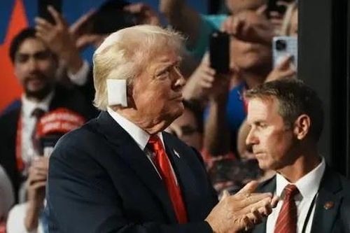 Ông Trump xuất hiện với băng tai trắng