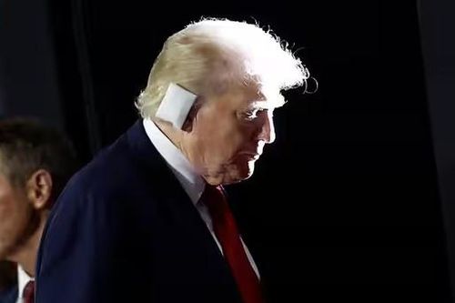 Điểm khác lạ của ông Trump trong lần đầu xuất hiện sau vụ ám sát hụt
