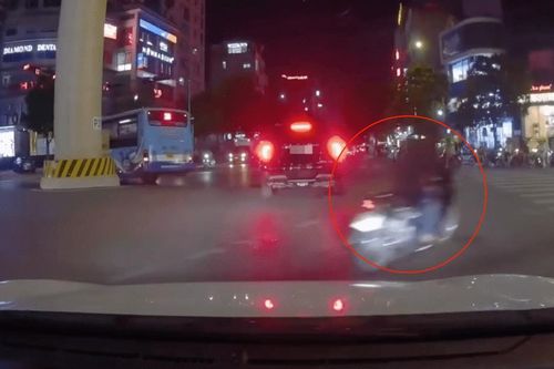 Hà Nội: xe máy đi ẩu, tạt đầu ô tô như cơn gió