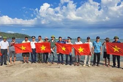 Cảnh sát biển đồng hành với ngư dân: Cùng ngư dân Quảng Trạch vững tin vươn khơi