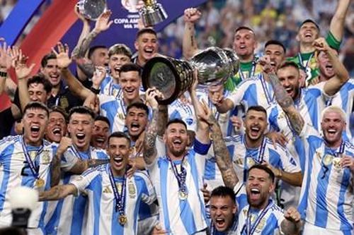 Chức vô địch níu kéo sự nghiệp Messi
