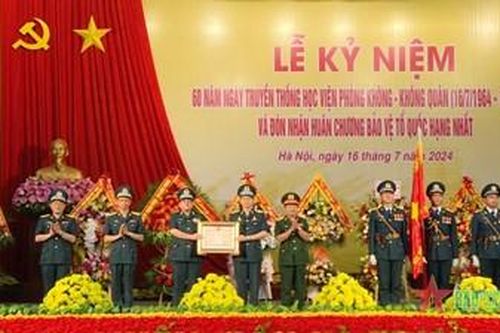 Thượng tướng Lê Huy Vịnh dự Lễ kỷ niệm 60 năm Ngày truyền thống Học viện Phòng không - Không quân
