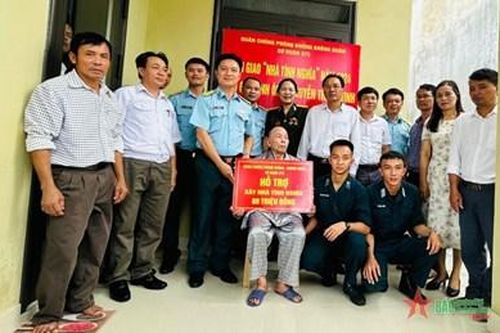 Trao nhà tình nghĩa tặng 2 gia đình chính sách ở Quảng Trị