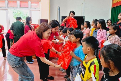 Cô trò Tràng An lan tỏa yêu thương với điểm trường bản Coóc